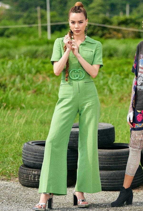 Là một “cao thủ” thời trang hàng đầu làng mốt Việt, Hồ Ngọc Hà dường như chẳng hề bị “lép vế” khi đã kết hợp cực “ngọt” bộ jumpsuit có quần ống loe gam màu xanh nõn chuối của Gucci cùng đôi cao gót metalic. Từ bộ cánh phô diễn được vóc dáng nuột nà cộng với mái tóc tết buộc cao cá tính đã giúp “Nữ hoàng giải trí” thêm phần sang chảnh, sành điệu.