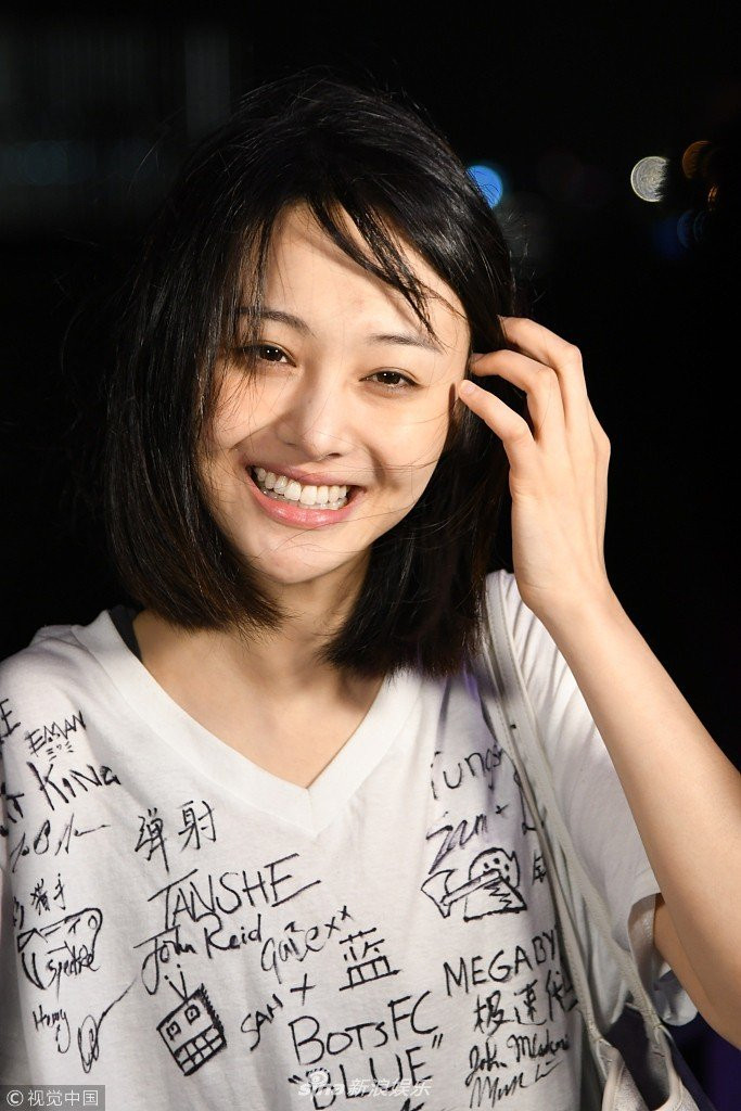 Giai đoạn này người đẹp cũng không ít lần lộ mặt mộc xinh đẹp khiến cư dân mạng xứ Trung chao đảo. Giai đoạn này người đẹp cũng không ít lần lộ mặt mộc xinh đẹp khiến cư dân mạng xứ Trung chao đảo.