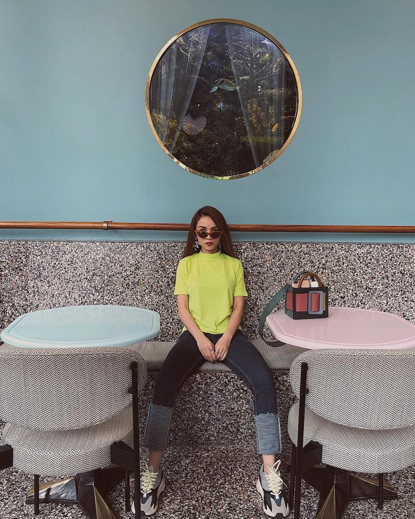 Chỉ cần một chiếc áo phông “kín cổng cao tường” xanh neon mix cùng quần jeans xắn gối sành điệu, Yến Trang đã có outfit xuống phố hiện đại, bắt trend.