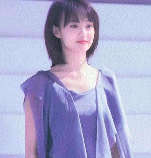 Trong những bức ảnh mặt mộc, Trịnh Sảng gây ấn tượng với đôi mắt tròn xoe, hai má bầu bĩnh đáng yêu. Trong những bức ảnh mặt mộc, Trịnh Sảng gây ấn tượng với đôi mắt tròn xoe, hai má bầu bĩnh đáng yêu.