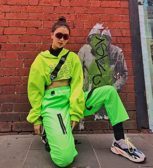 Quỳnh Anh Shyn không ngại mặc cả cây xanh chóe. Cách kết hợp như cô nàng rất dễ thành thảm họa, tuy nhiên hot girl cho thấy mình là một fashionista "cao tay".