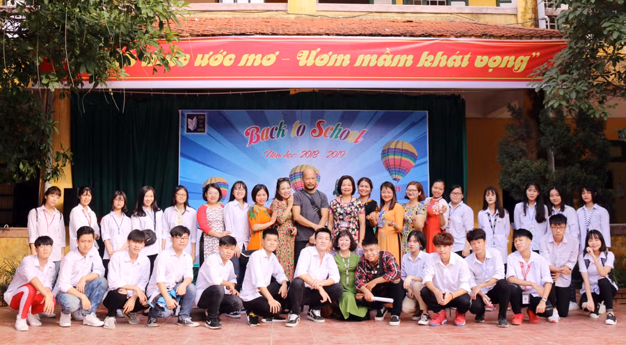 Các thầy cô giáo và các em học sinh chụp ảnh lưu niệm trong ngày tựu trường