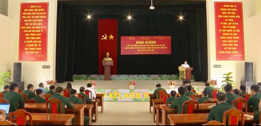 Bồi dưỡng tiếng Mông cho cán bộ, quân nhân chuyên nghiệp.