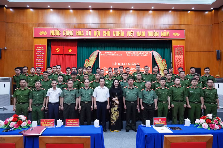 Tăng cường nâng cao năng lực giao tiếp bằng tiếng Mông cho Cán bộ chiến sĩ.