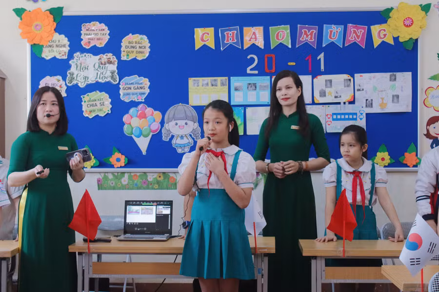 Học sinh tự tin thuyết trình bằng tiếng Anh trong tiết học với nhiều thiết bị hỗ trợ.