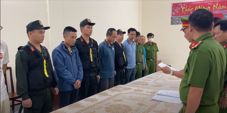 Công an TPHCM đọc quyết định khởi tố.