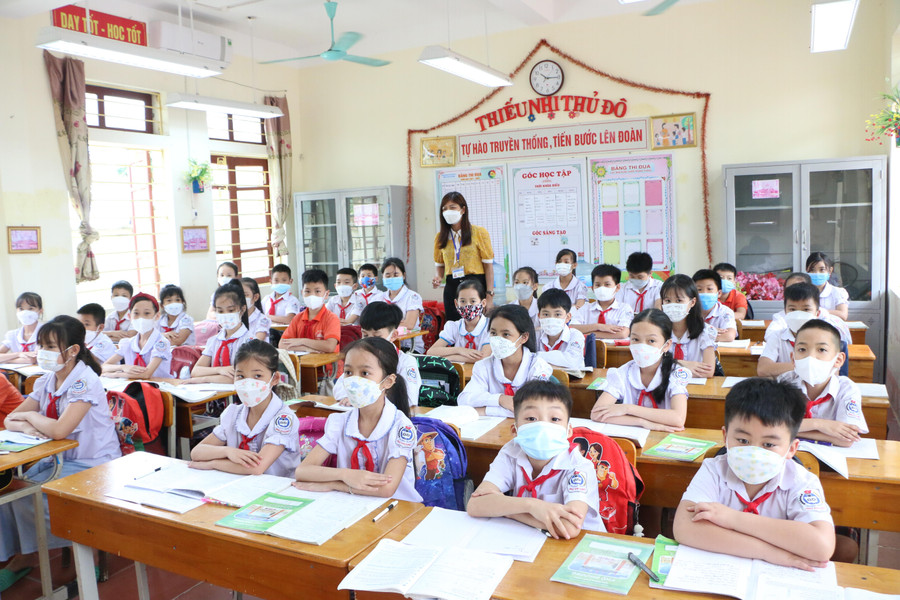 Cô trò Trường Tiểu học Phú Phương trong một tiết học khi thành phố vừa cho phép mở cửa trường học trở lại hồi tháng 5/2022. Cô trò Trường Tiểu học Phú Phương trong một tiết học khi thành phố vừa cho phép mở cửa trường học trở lại hồi tháng 5/2022.