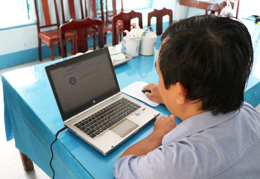 Giáo viên xem bài tập của học sinh qua hệ thống. (Ảnh: Ý Thảo).