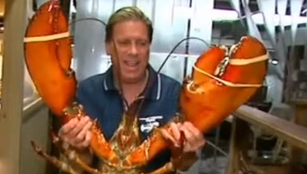 Bắt được tôm hùm khổng lồ 95 tuổi nặng hơn chục kg