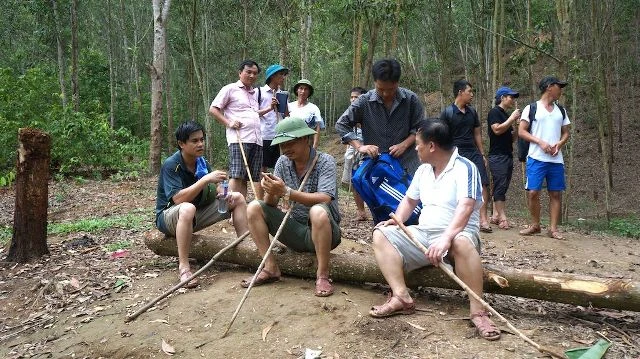 	Lực lượng công an vào rừng truy tìm manh mối vụ án.