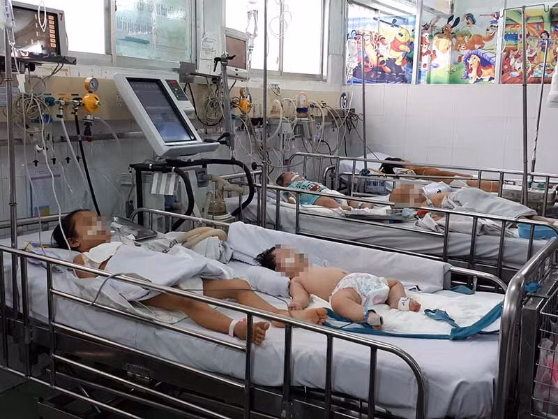 Trẻ mắc viêm não do không tiêm vaccine tại Bệnh viện Nhi đồng
