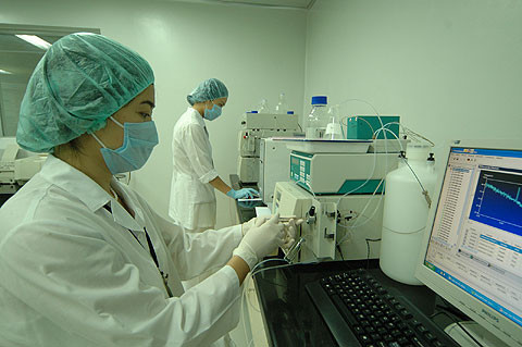 Kiểm nghiệm vaccine trong phòng thí nghiệm ở Trung tâm Nghiên cứu, sản xuất vaccine và sinh phẩm y tế (Bộ Y tế) Kiểm nghiệm vaccine trong phòng thí nghiệm ở Trung tâm Nghiên cứu, sản xuất vaccine và sinh phẩm y tế (Bộ Y tế)