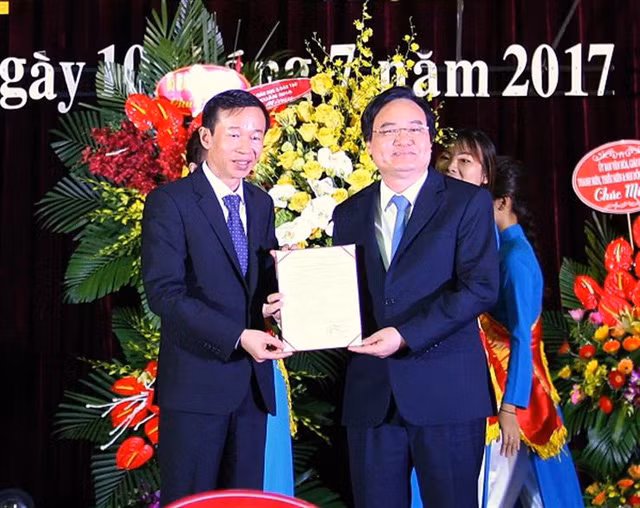 Bộ trưởng Phùng Xuân Nhạ &nbsp;trao quyết định bổ nhiệm lại Hiệu trưởng Trường Đại học Sư phạm Hà Nội nhiệm kỳ 2017-2022 cho GS.TS Nguyễn Văn Minh