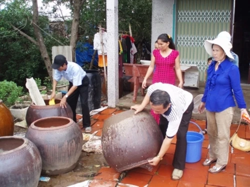 Hằng tuần thực hiện các biện pháp diệt loăng quăng/bọ gậy, thau rửa dụng cụ chứa nước... để phòng ngừa bệnh SXH