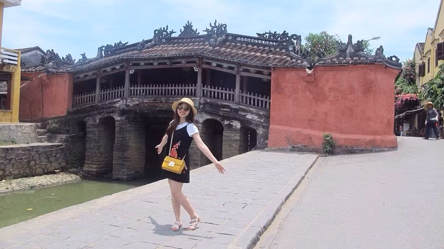 Ngoài việc học, cô bé Ly rất thích đi du lịch, thăm các di tích lịch sử