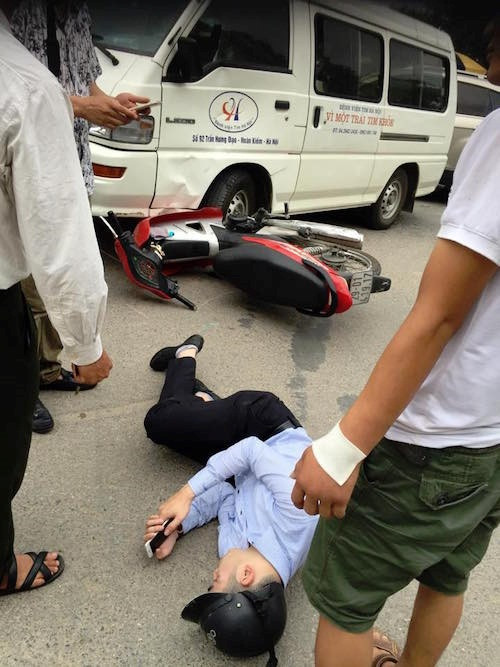 Tranh thủ lướt Facebook trong lúc chờ giải quyết. Tranh thủ lướt Facebook trong lúc chờ giải quyết.