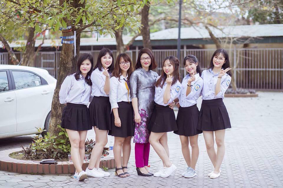 Khánh Ly (thứ 3 từ phải sang) cùng cô giáo chủ nhiệm và các bạn