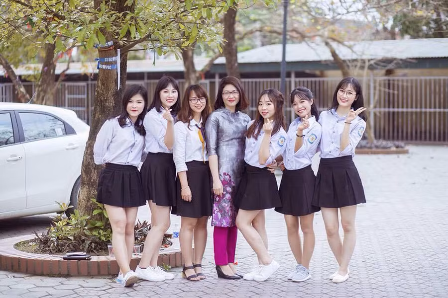 Khánh Ly (thứ 3 từ phải sang) cùng cô giáo chủ nhiệm và các bạn