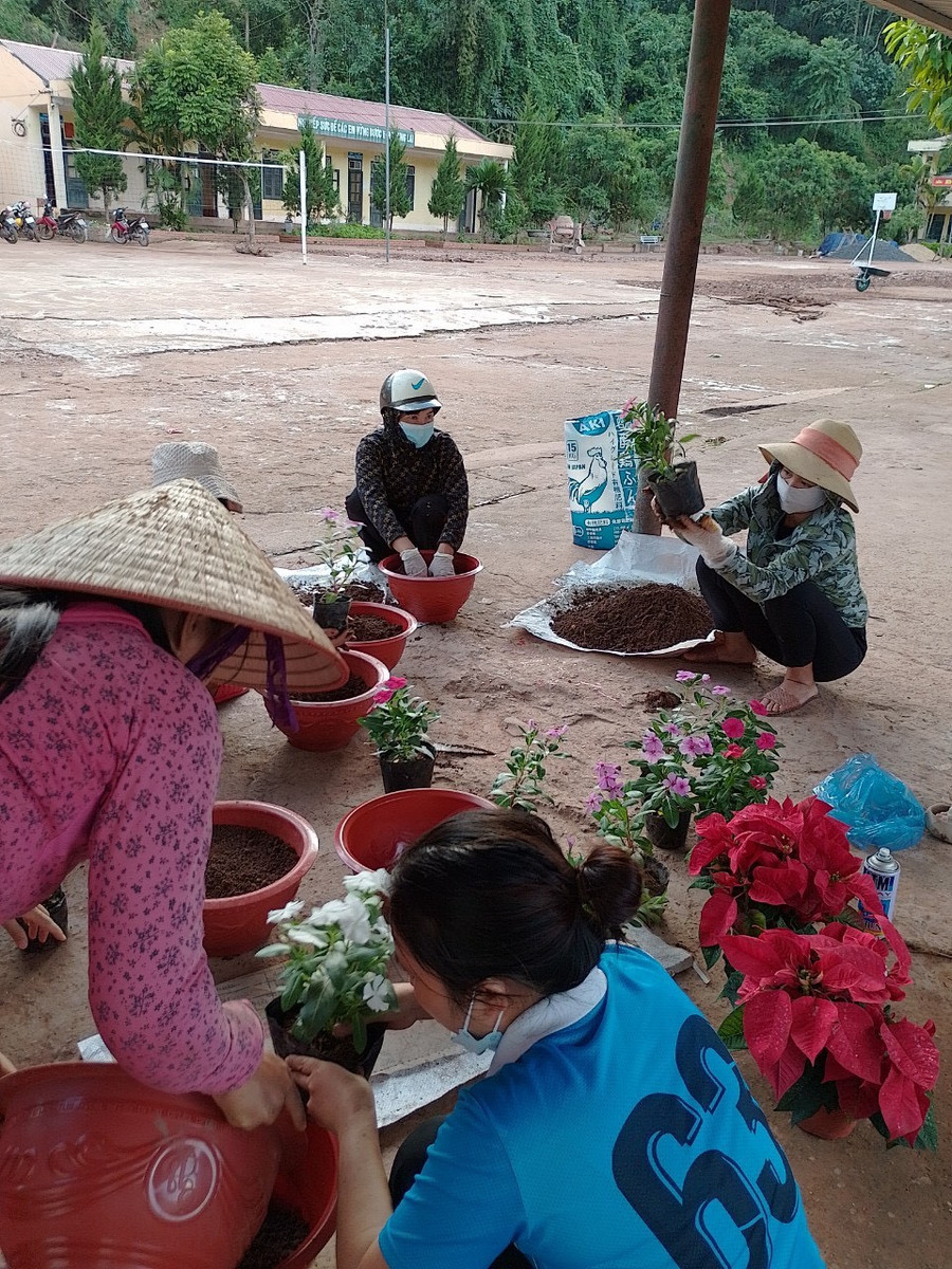 Các nữ công trồng hoa, cải tạo khuôn viên. Các nữ công trồng hoa, cải tạo khuôn viên.