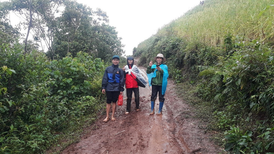Phút giải lao của giáo viên trường PTDTBT-THCS Pá Mỳ trong hành trình vận động học sinh đến lớp. Phút giải lao của giáo viên trường PTDTBT-THCS Pá Mỳ trong hành trình vận động học sinh đến lớp.