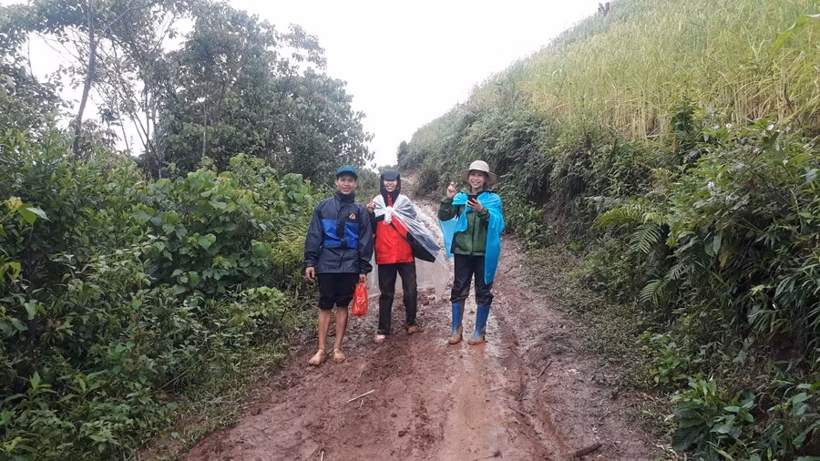 Phút giải lao của giáo viên trường PTDTBT-THCS Pá Mỳ trong hành trình vận động học sinh đến lớp.