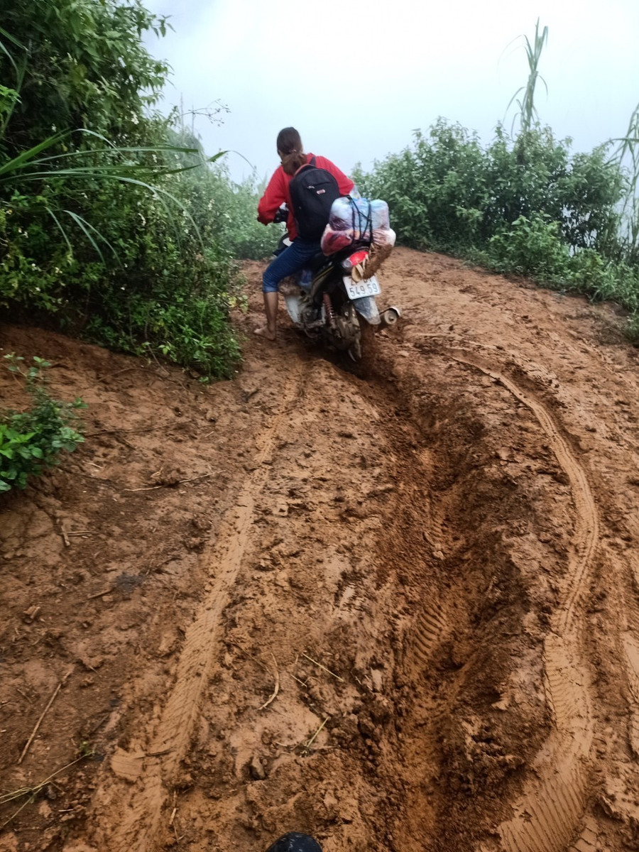 Đường lên bản của giáo viên ở xã Pá Mỳ, Mường Nhé. Đường lên bản của giáo viên ở xã Pá Mỳ, Mường Nhé.