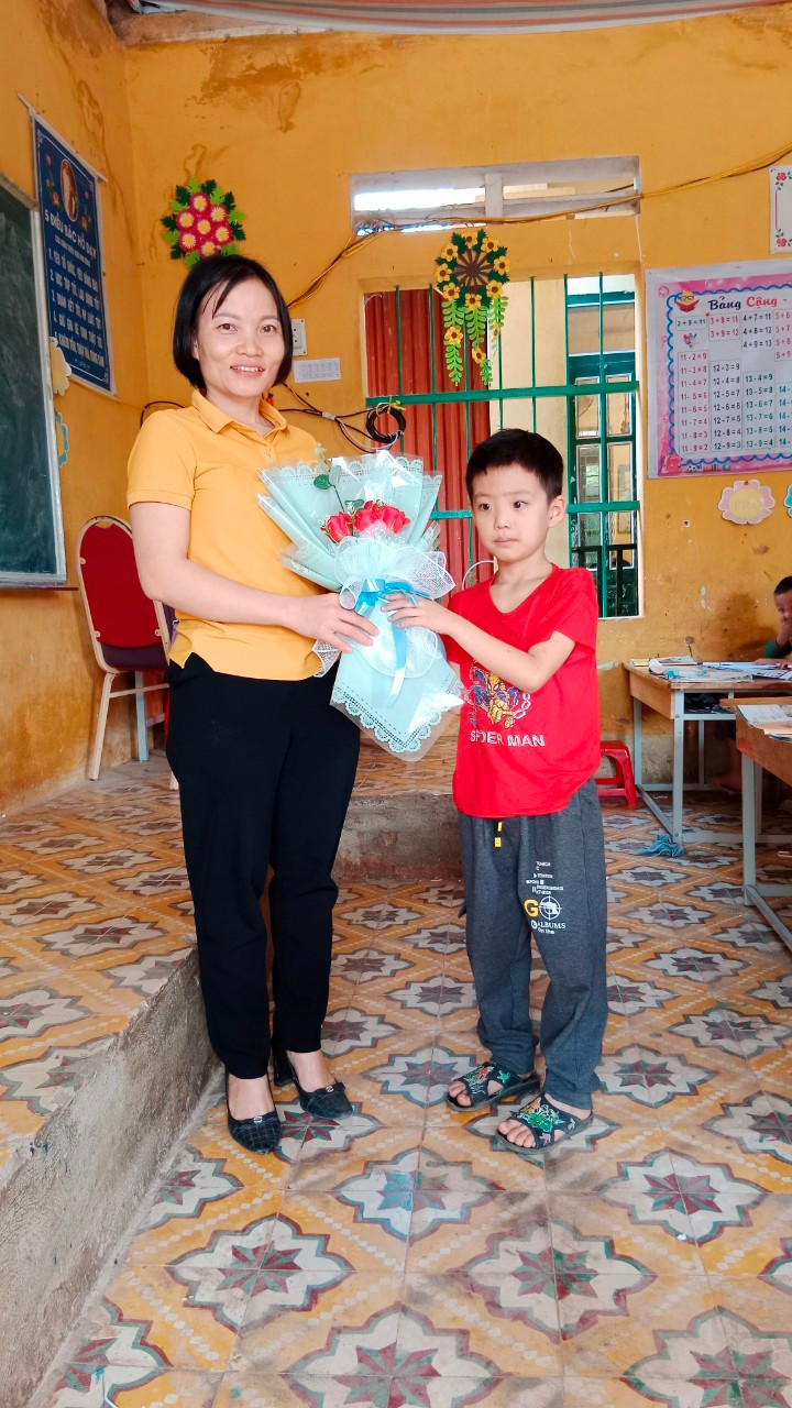 Học sinh tặng hoa chúc mừng cô Nguyễn Thị Chuyên nhân ngày Nhà giáo Việt Nam. Học sinh tặng hoa chúc mừng cô Nguyễn Thị Chuyên nhân ngày Nhà giáo Việt Nam.