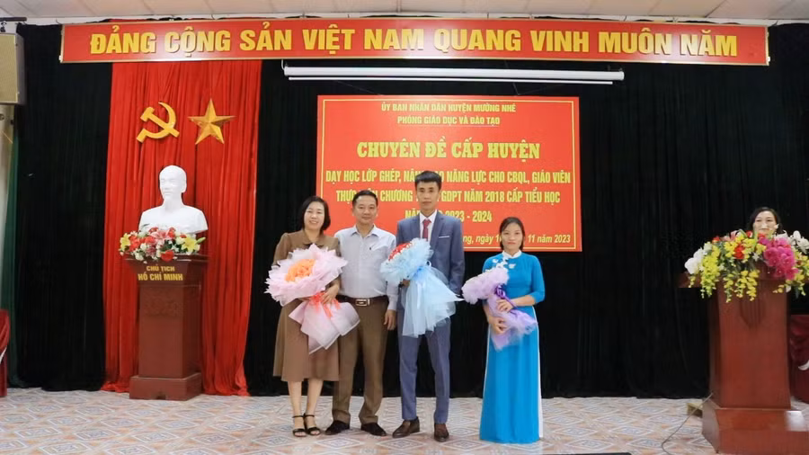 Cô Nguyễn Thị Chuyên (áo dài xanh) trong buổi thực hiện Chuyên đề cấp huyện về dạy học lớp ghép.