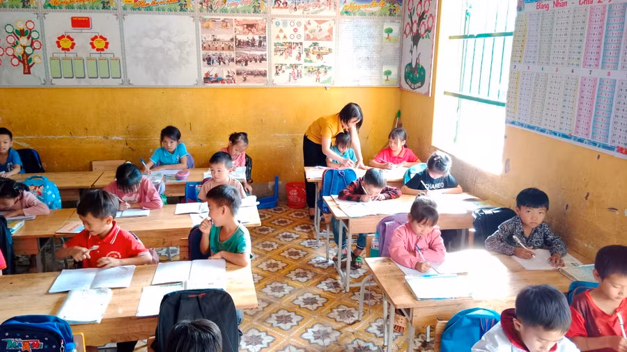 Cô Chuyên luôn chăm chút cho từng học sinh qua mỗi bài giảng.