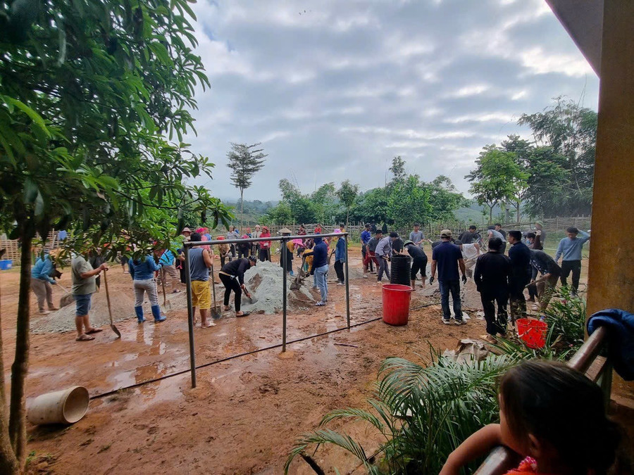 Các chương trình xã hội hóa của nhà trường luôn có sự chung tay hưởng ứng của người dân địa phương. Các chương trình xã hội hóa của nhà trường luôn có sự chung tay hưởng ứng của người dân địa phương.