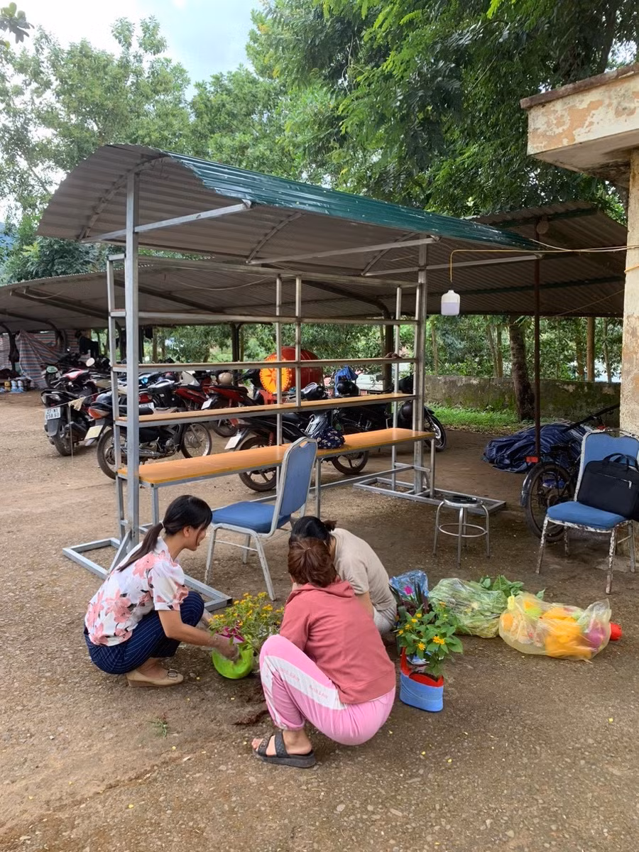 Giáo viên nhà trường tập trung xây dựng "Thư viện xanh".