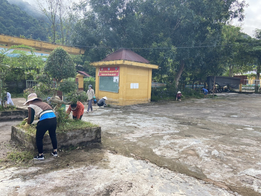Giáo viên nhà trường lao động, vệ sinh khuôn viên.