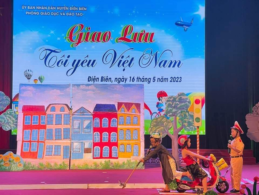 Các bé trường Mầm non xã Noong Hẹt nhập vai thực hiện tiểu phẩm.