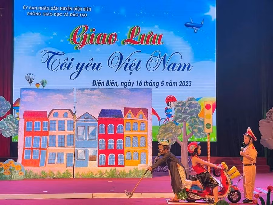 Các bé trường Mầm non xã Noong Hẹt nhập vai thực hiện tiểu phẩm.