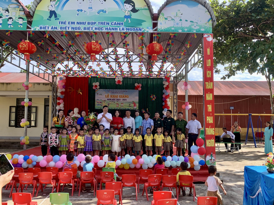 Các đại biểu cùng tập thể nhà trường chụp ảnh lưu niệm.