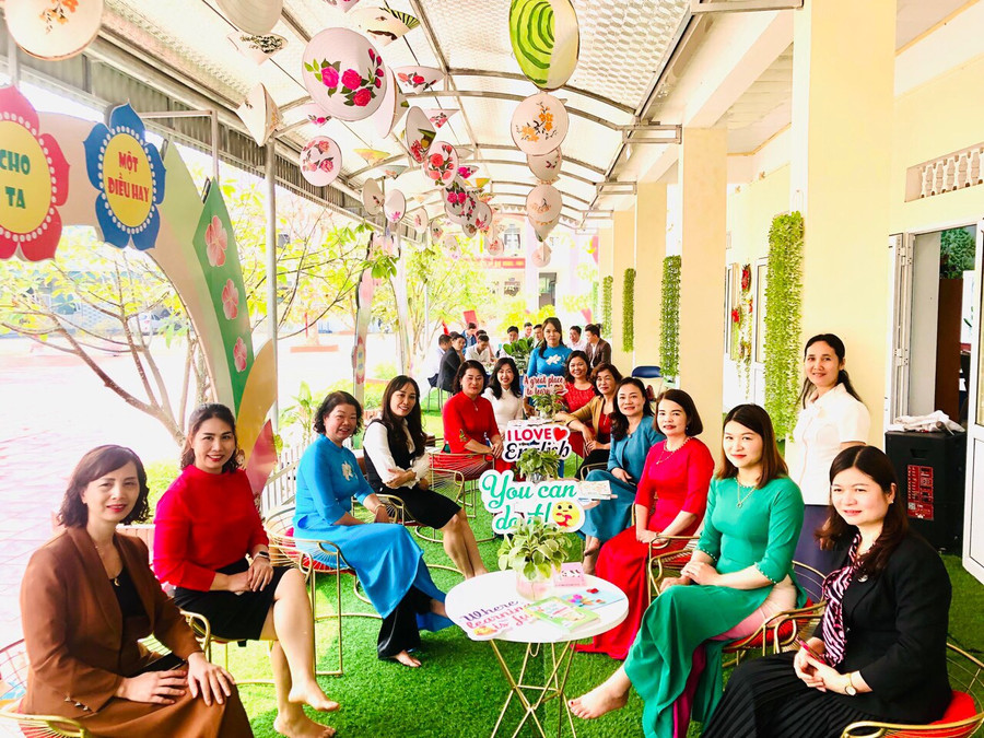 Cán bộ phòng GD&amp;ĐT huyện cùng đội ngũ giáo viên nhà trường chụp ảnh lưu niệm.