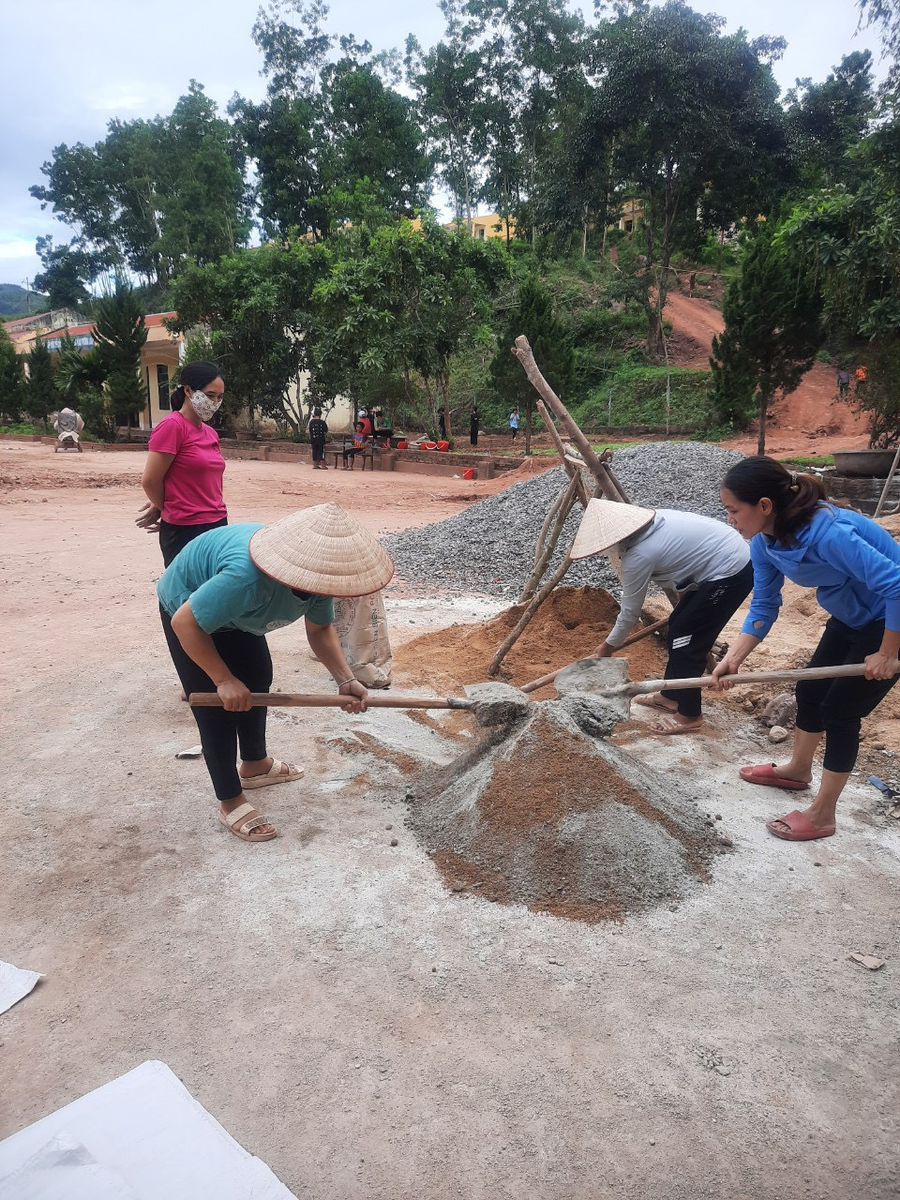 Các nữ công tham gia lao động cùng nhà trường. Các nữ công tham gia lao động cùng nhà trường.