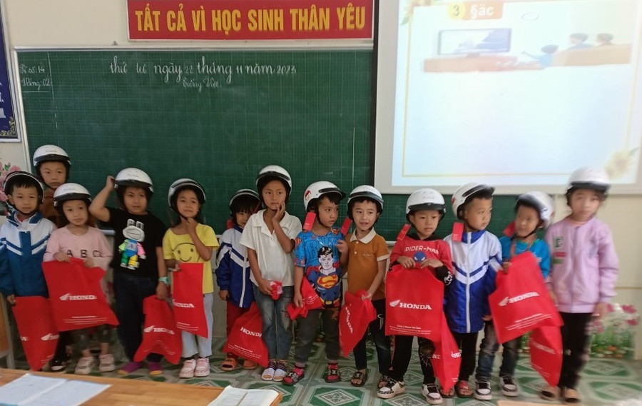 Trao tặng mũ bảo hiểm cho học sinh lớp 1. Trao tặng mũ bảo hiểm cho học sinh lớp 1.