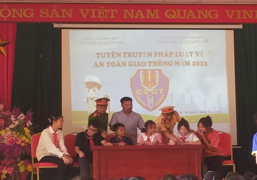 Ký cam kết chấp hành Luật Giao thông đường bộ. Ký cam kết chấp hành Luật Giao thông đường bộ.
