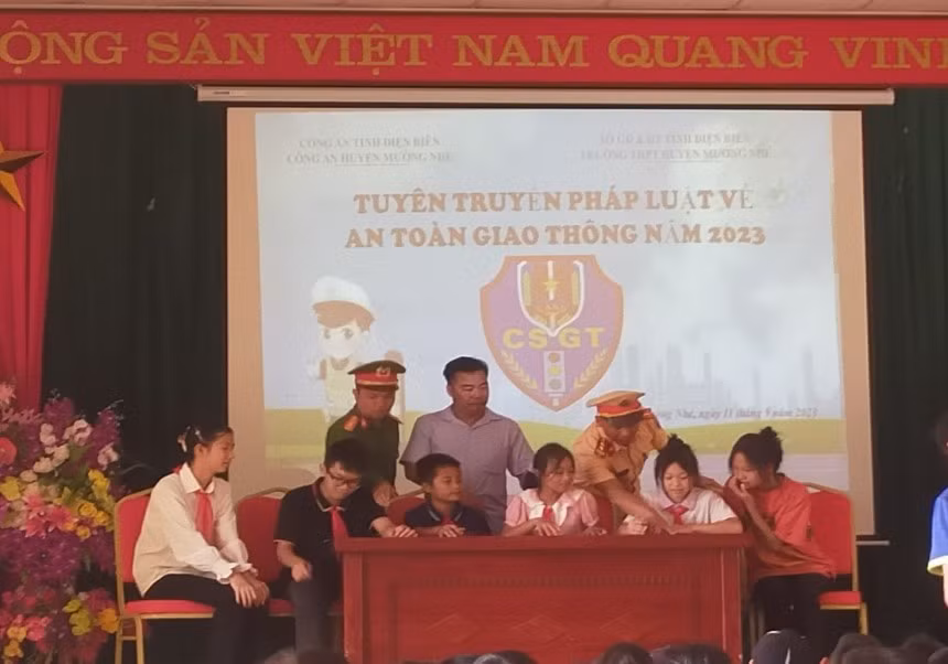 Ký cam kết chấp hành Luật Giao thông đường bộ.