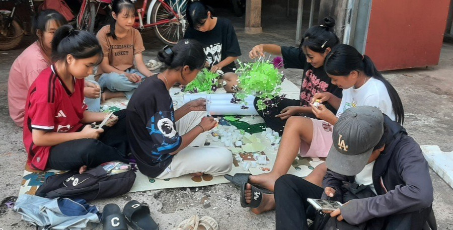 Học sinh làm hoa trang trí lớp học.