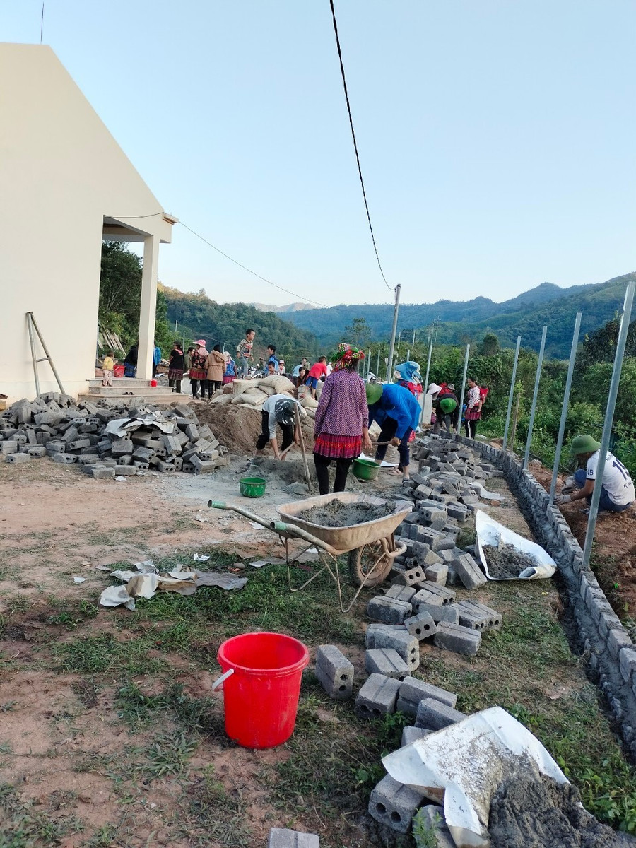 Phụ huynh, học sinh cùng giáo viên chung tay xây dựng trường... Phụ huynh, học sinh cùng giáo viên chung tay xây dựng trường...