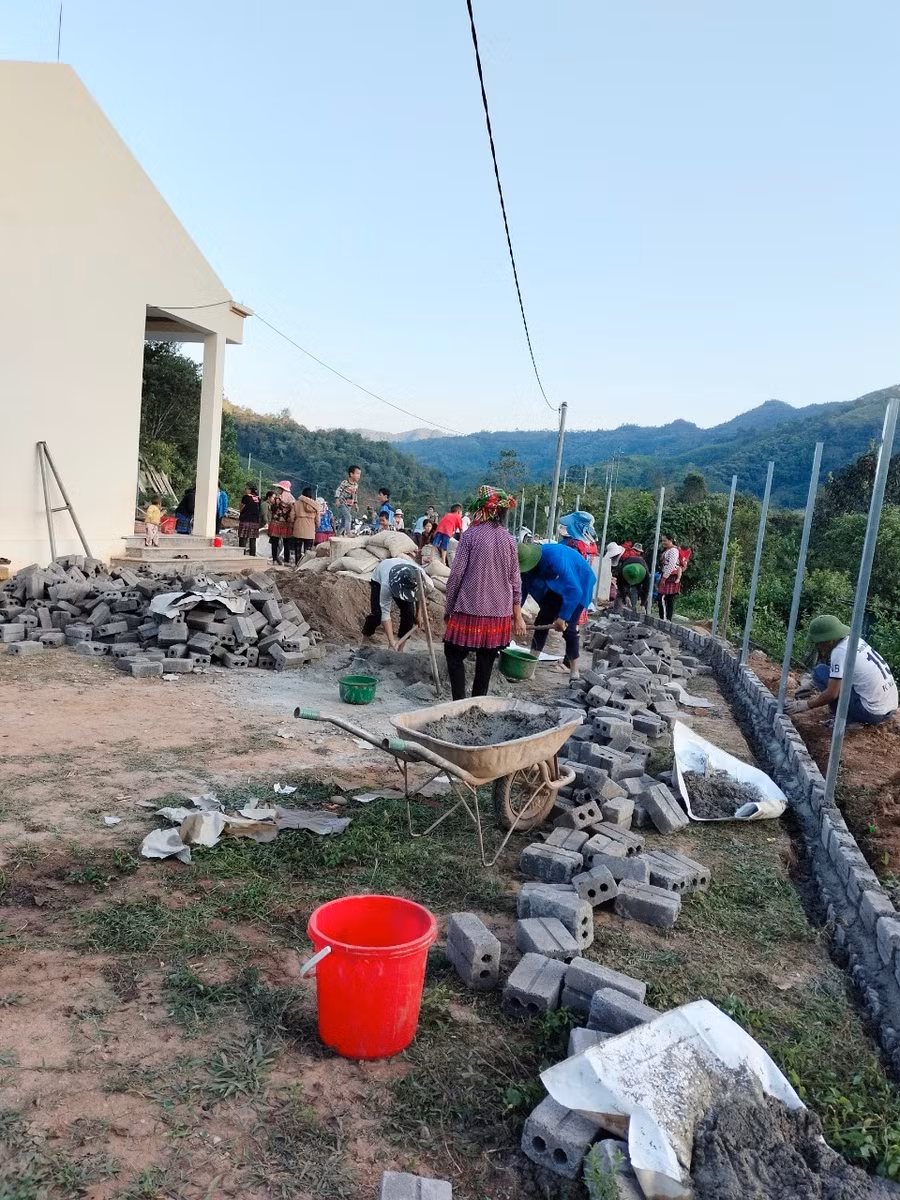 Phụ huynh, học sinh cùng giáo viên chung tay xây dựng trường...