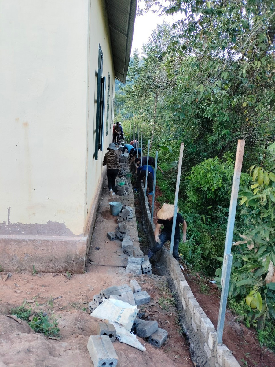 Làm hàng rào bảo vệ trường... Làm hàng rào bảo vệ trường...