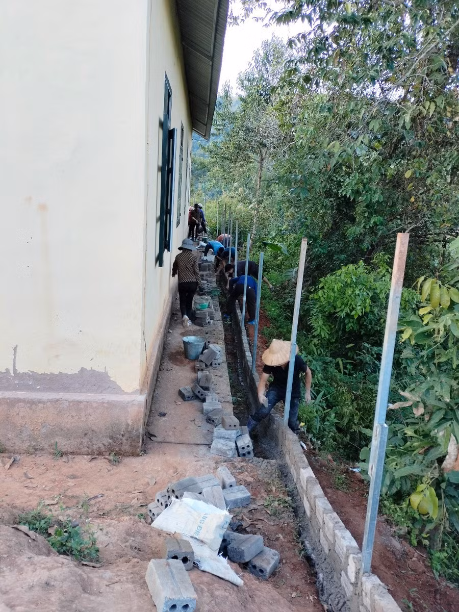 Làm hàng rào bảo vệ trường...