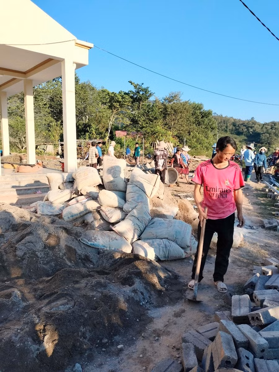 Huy động hàng trăm ngày công lao động để xây dựng cơ sở vật chất ...