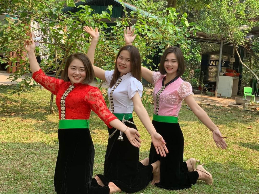 Các cô giáo thướt tha trong bộ áo cóm truyền thống của người Thái... Các cô giáo thướt tha trong bộ áo cóm truyền thống của người Thái...