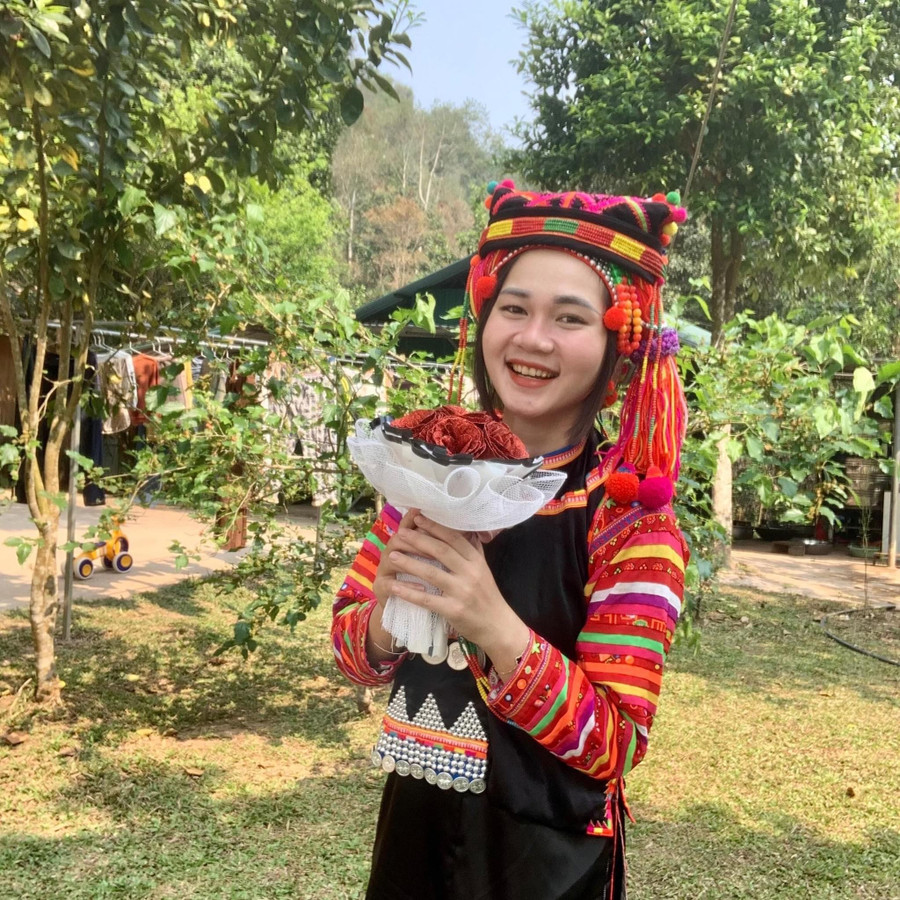 "Khoe sắc" bên bộ trang phục của người Hà Nhì... "Khoe sắc" bên bộ trang phục của người Hà Nhì...