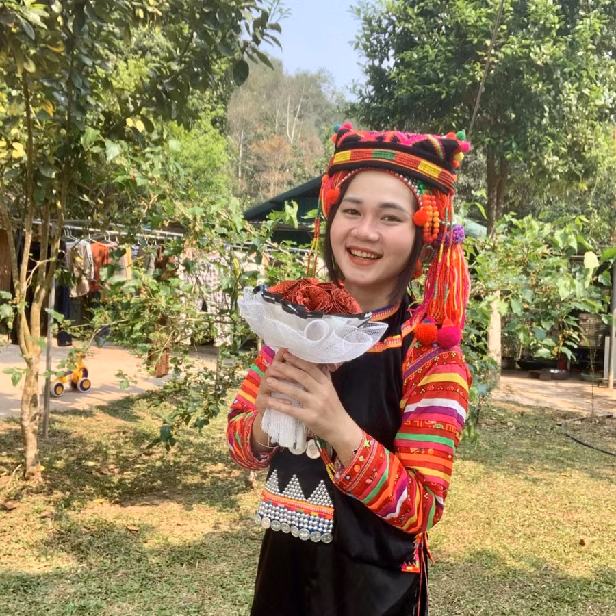 "Khoe sắc" bên bộ trang phục của người Hà Nhì...