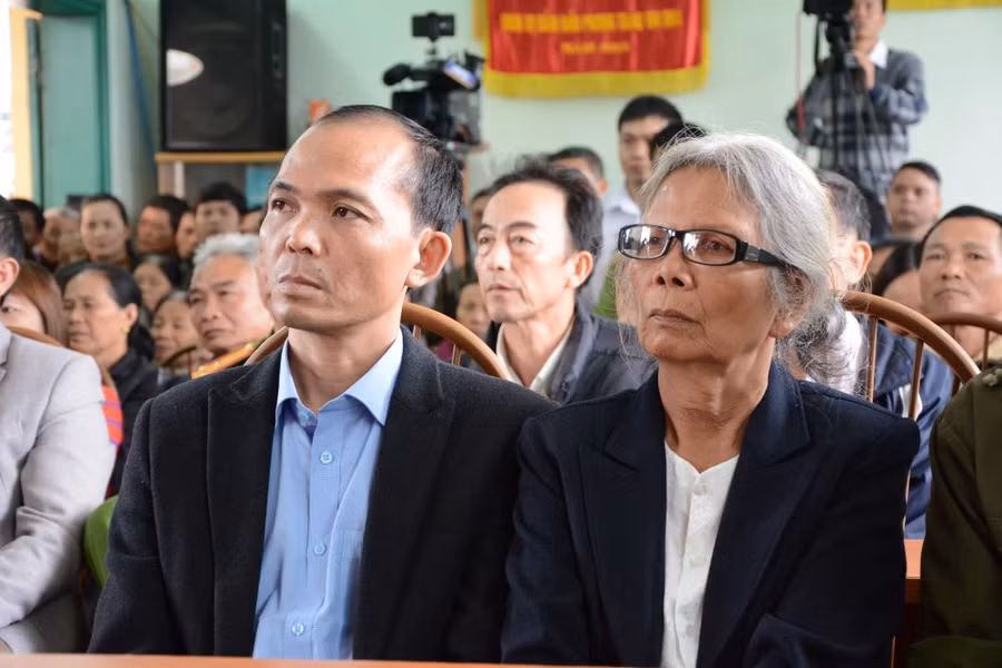 Bà Đặng Thị Nga (bên phải) không chấp thuận với mức bồi thường thiệt hại 3,6 tỷ đồng sau 28 năm oan khuất.